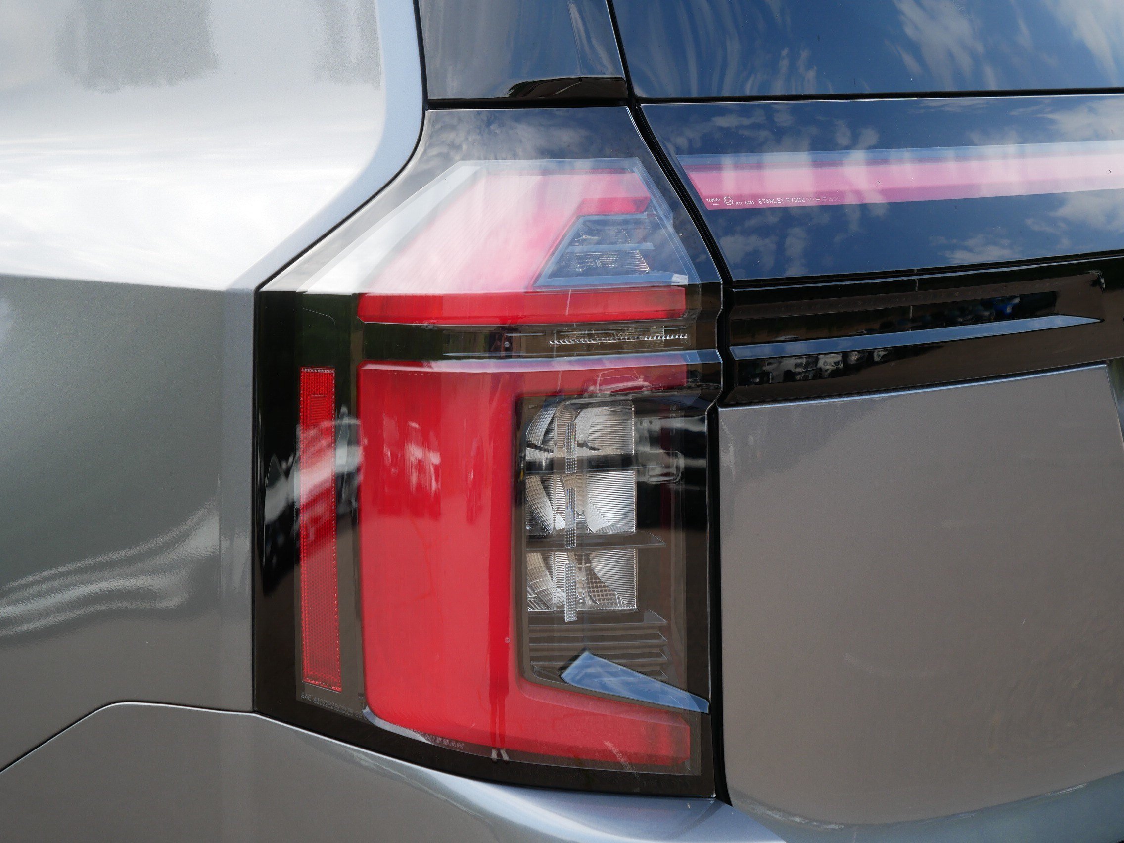 Used 2025 Gun Metallic/Super Black Nissan PRO-4X image 17