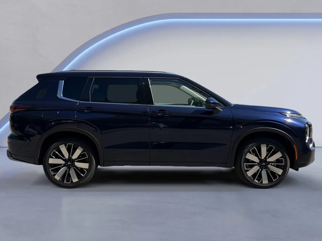 New 2026 Cosmic Blue Metallic Mitsubishi SE image 2