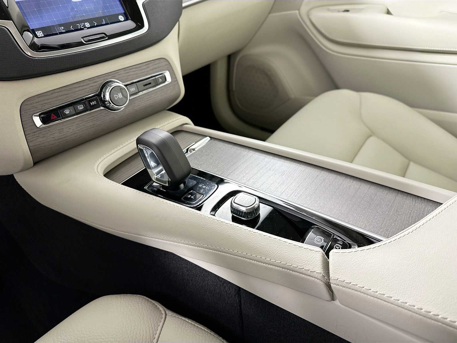 Certified Used 2025 Vapour Grey Volvo Plus image 13