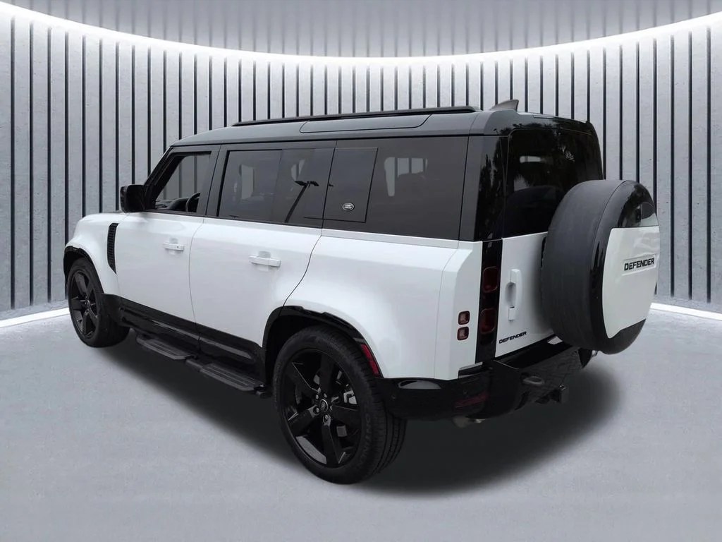 Used 2024  Land Rover X-Dynamic SE image 3