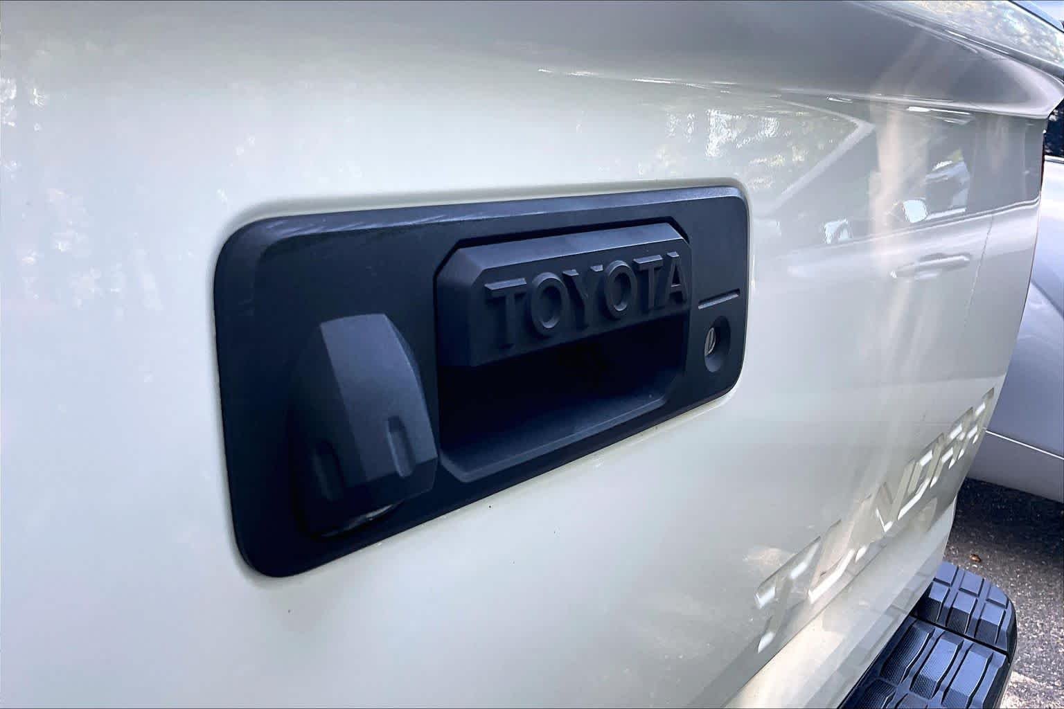 Used 2015 Super White Toyota SR5 image 28