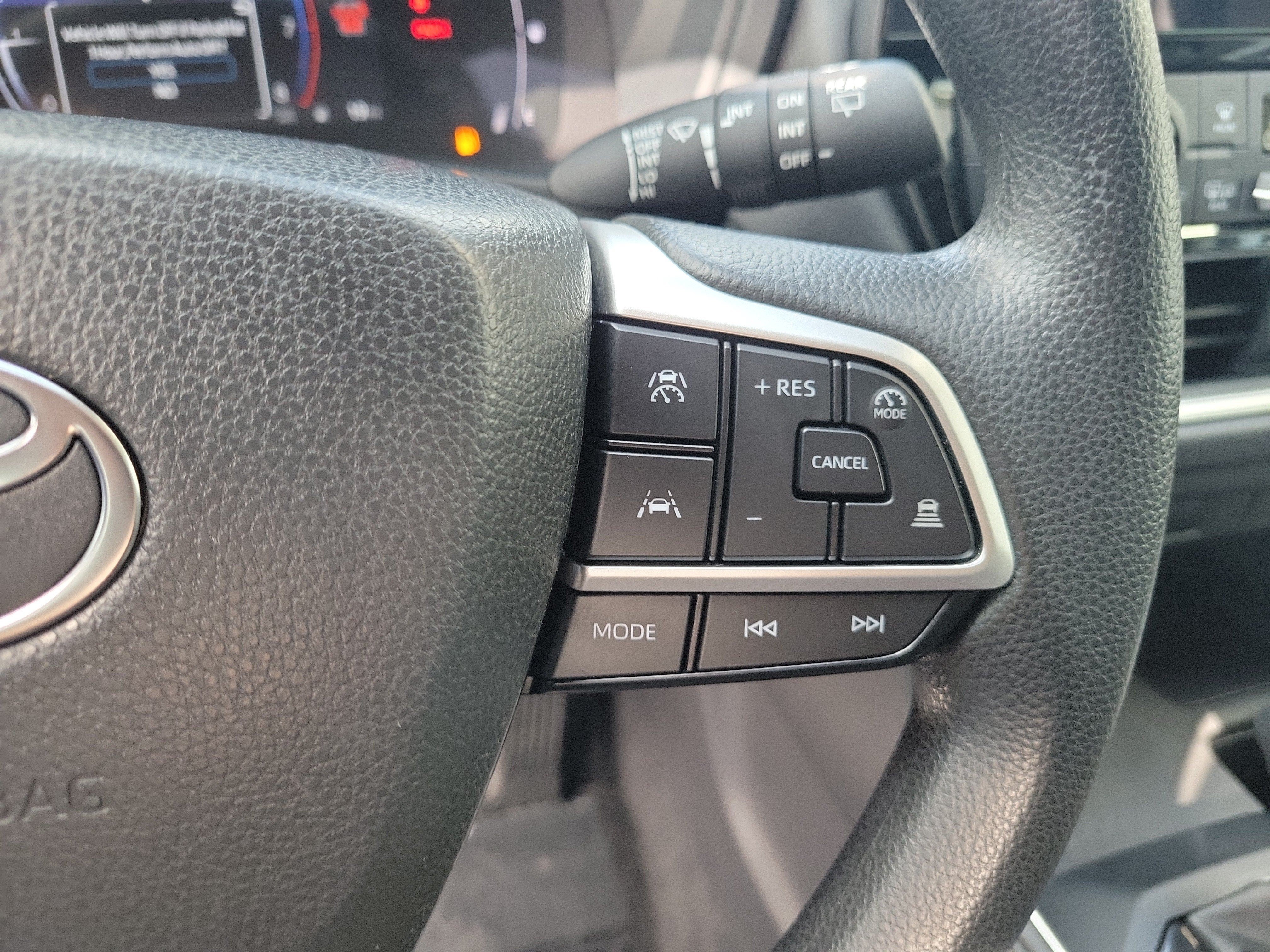 Used 2025 Pearl Toyota LE image 28