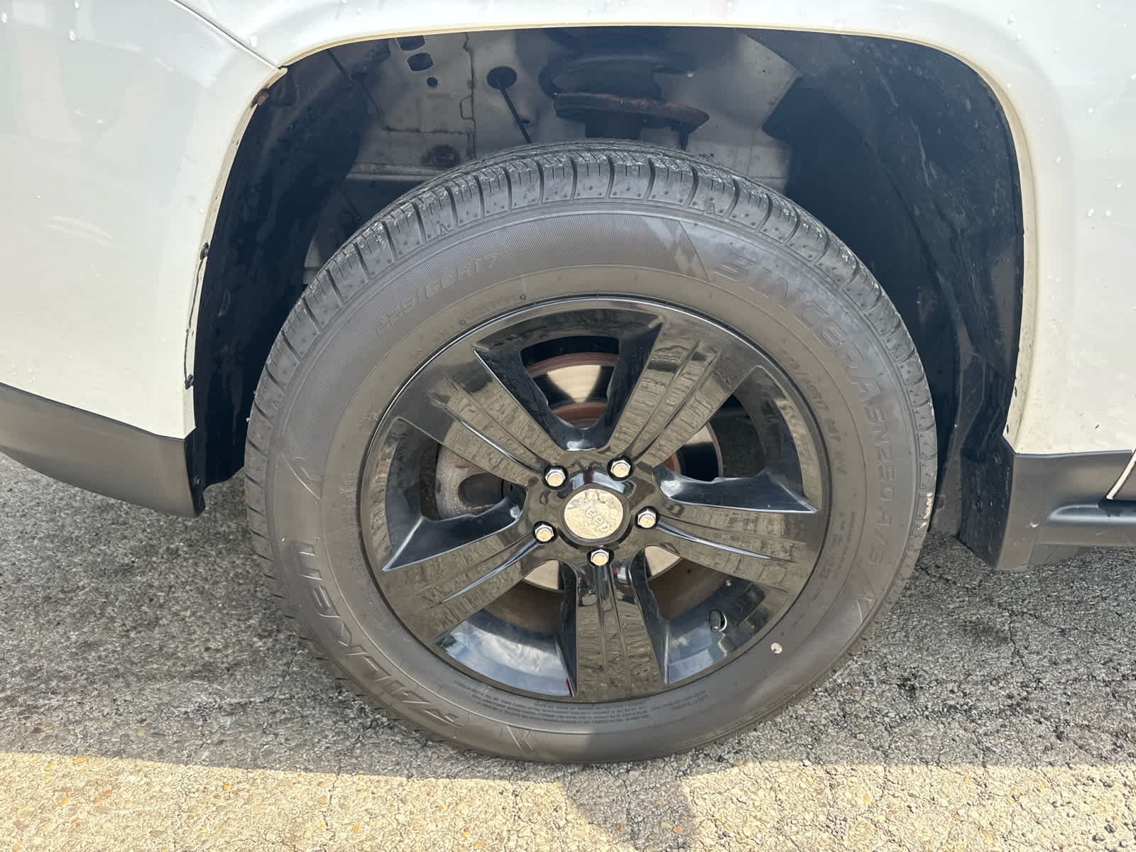 Used 2017 Bright White Clearcoat Jeep Latitude image 4