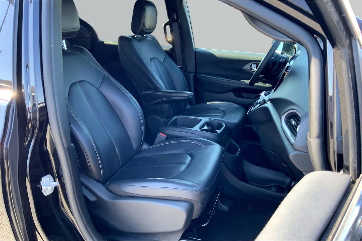 Used 2025 Diamond Black Crystal Pearlcoat Chrysler Select image 9