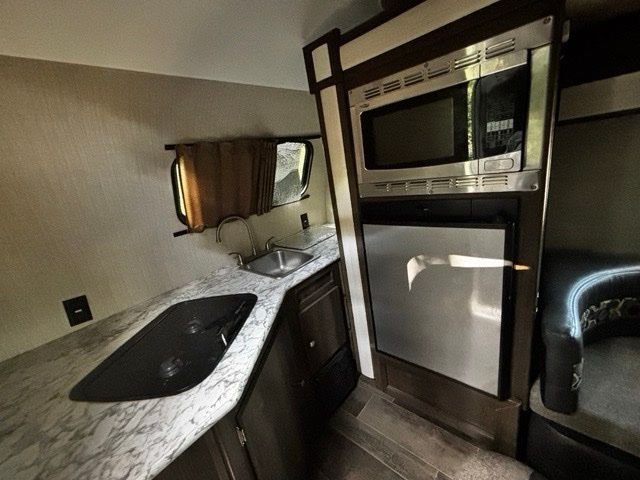Used 2018  Bullet Camper image 6