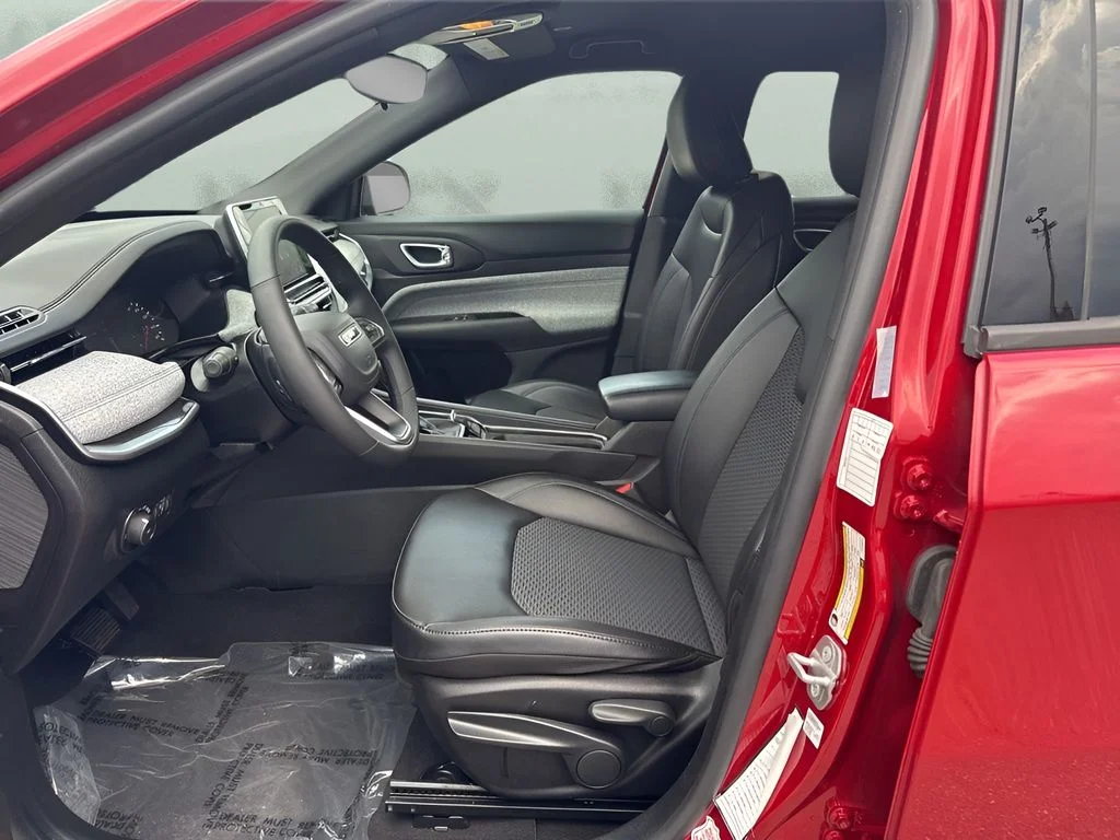 Used 2025 Red Jeep Latitude image 9