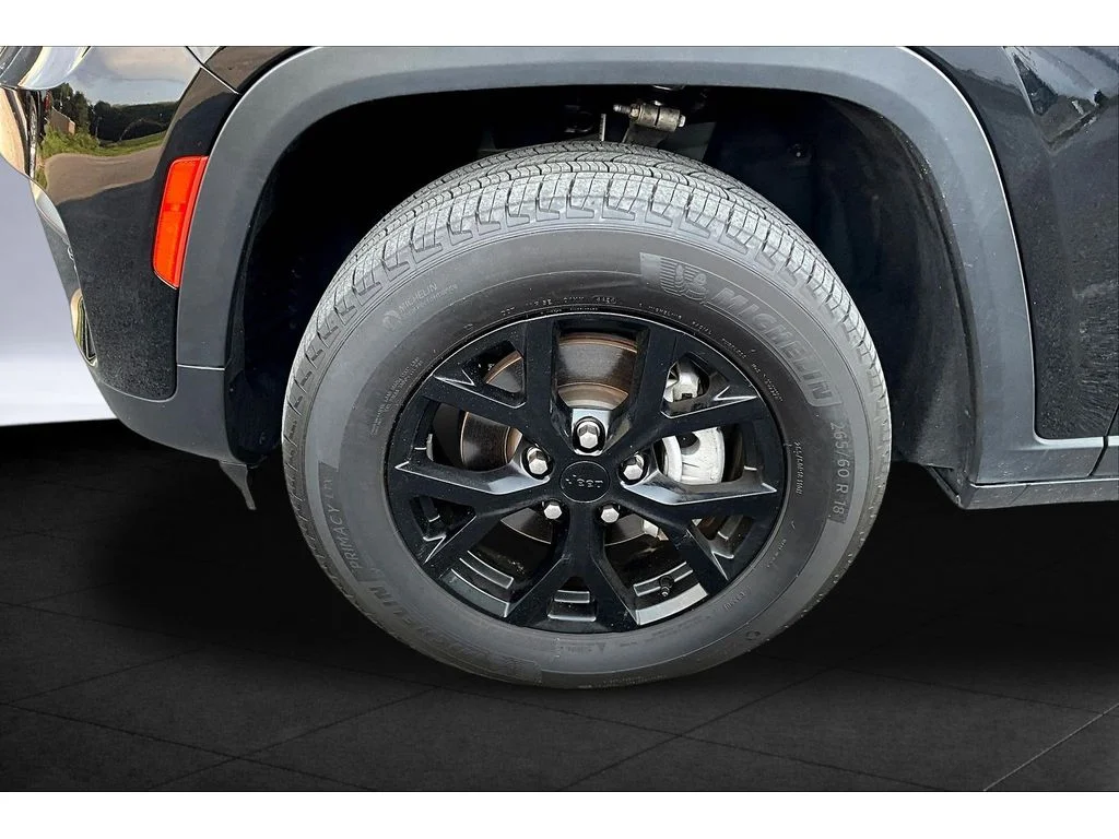 Used 2025  Jeep Altitude image 7