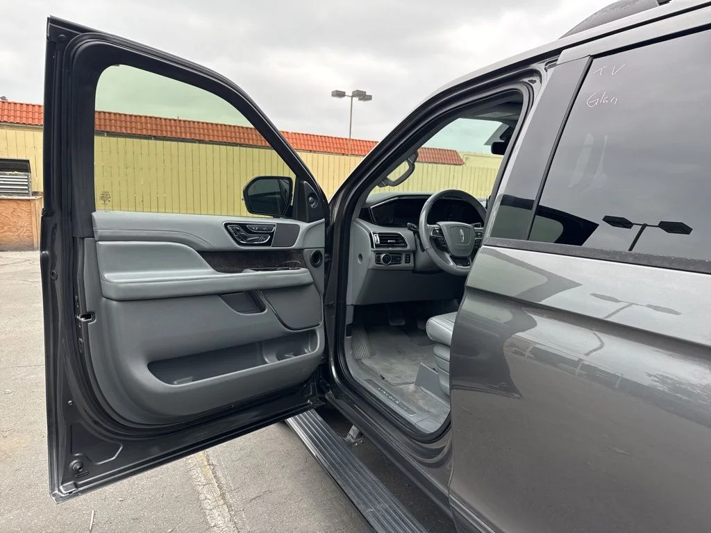 Used 2018 Gray Lincoln Reserve image 6