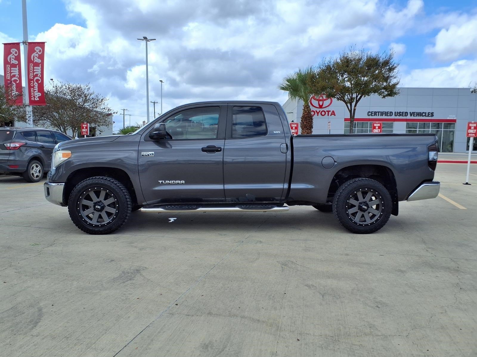 Used 2017 MAGNETIC GRAY MET Toyota SR5 image 8