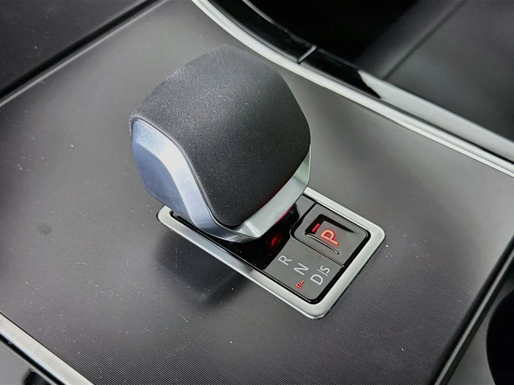 New 2026 Arroios Grey Land Rover P250 Base image 17