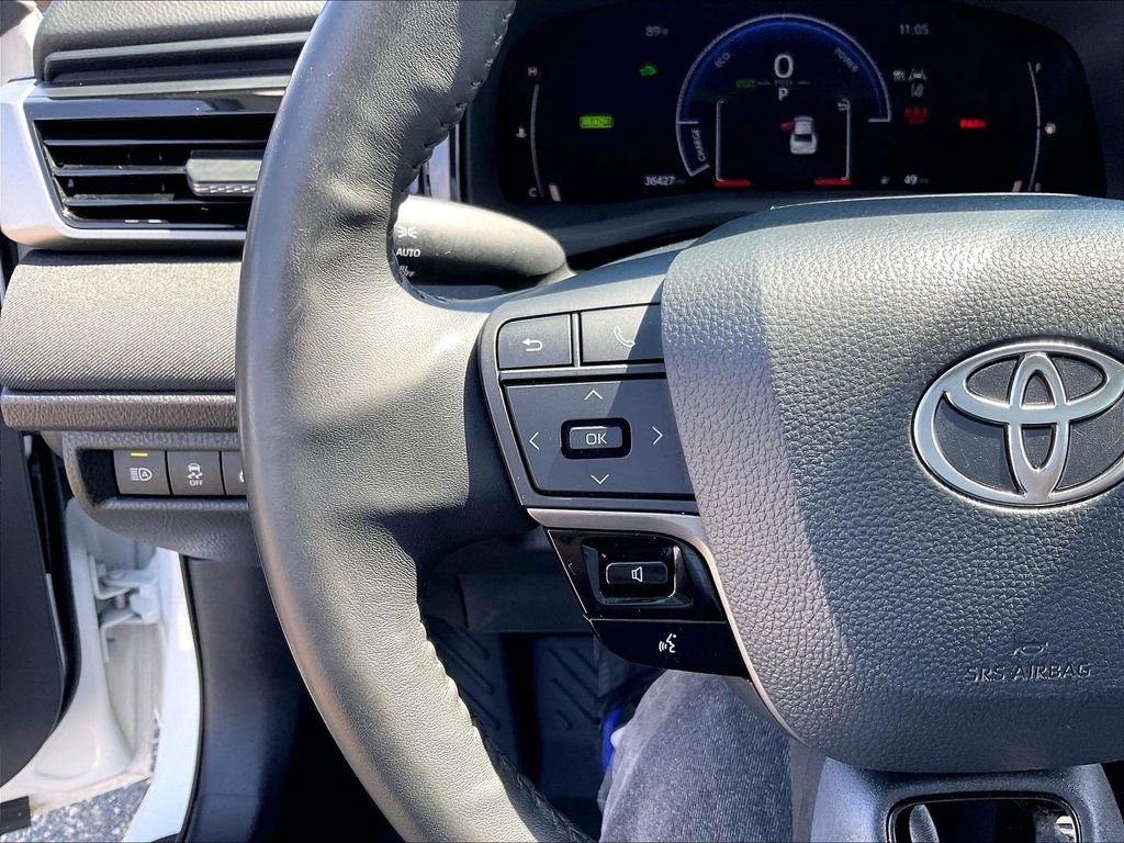 Used 2025 White Toyota LE image 22
