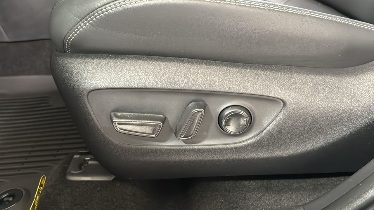 Certified Used 2025  Toyota Limited image 14