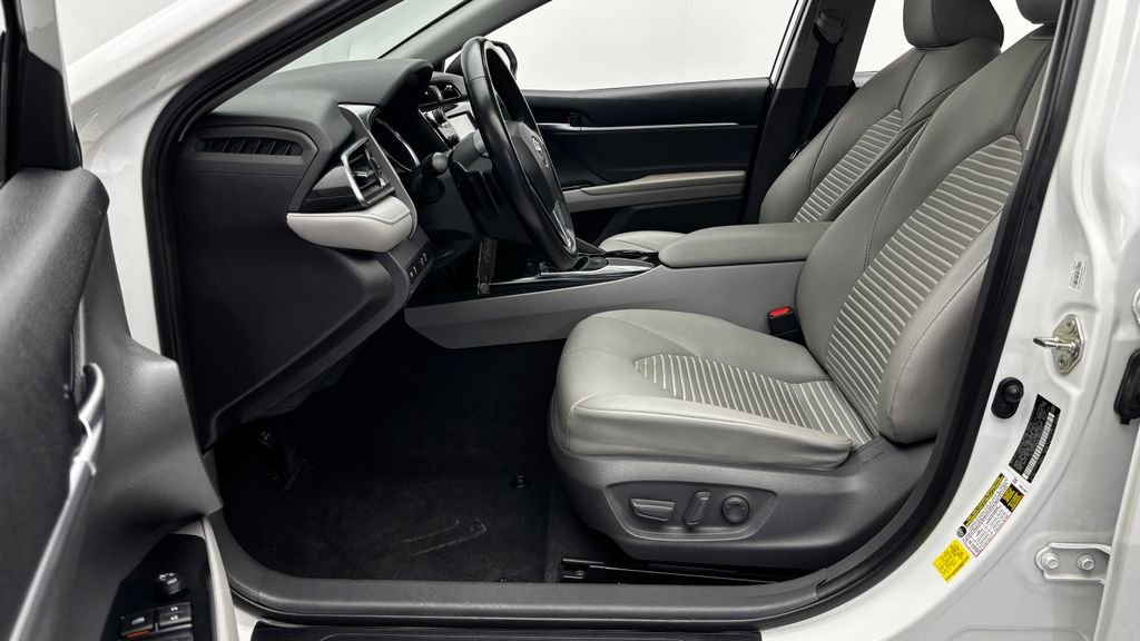 Used 2020 White Toyota SE image 11