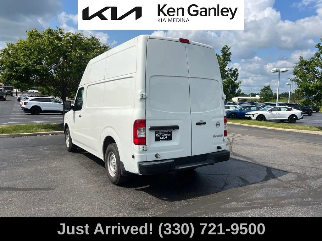 Used 2021 White Nissan S image 7