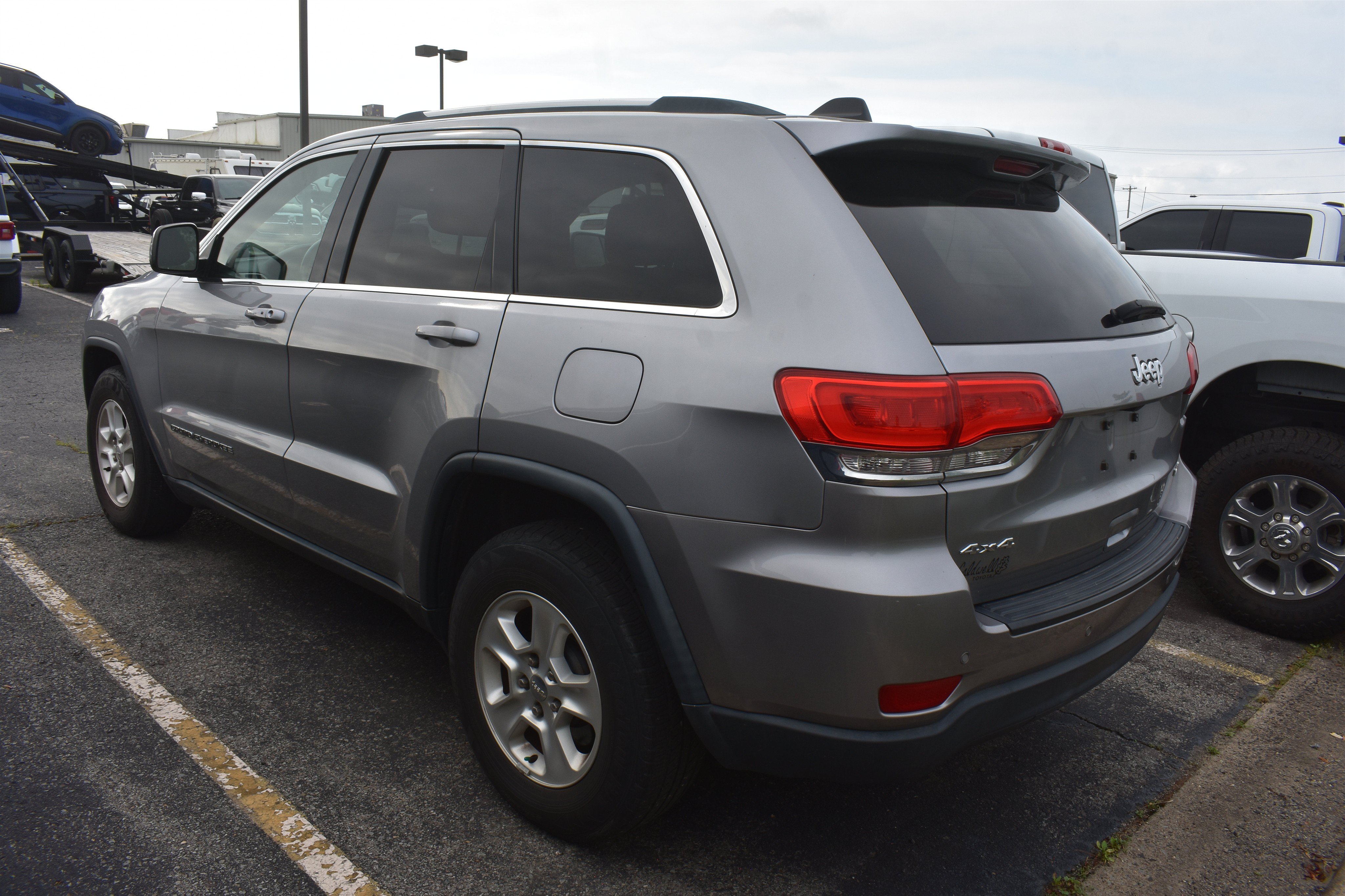 Used 2017 Billet Silver Metallic Clearcoat Jeep Laredo image 5