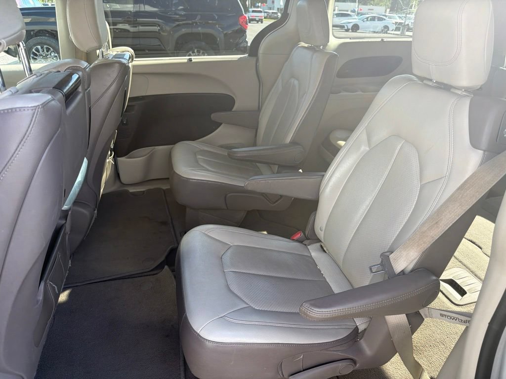 Used 2017 Bright White Clearcoat Chrysler Touring-L Plus image 14