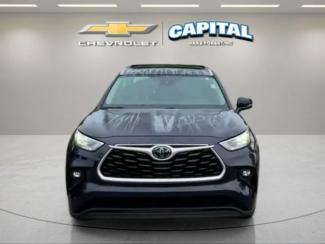 Used 2020  Toyota XLE image 9