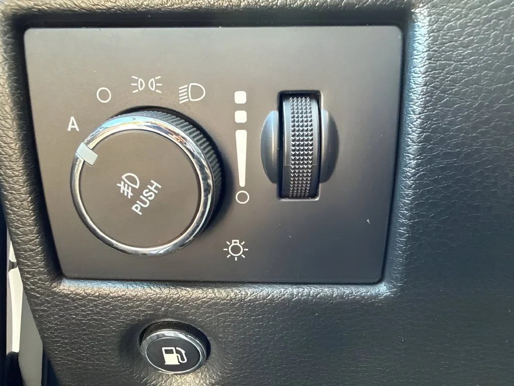 Used 2022  Jeep Limited image 19