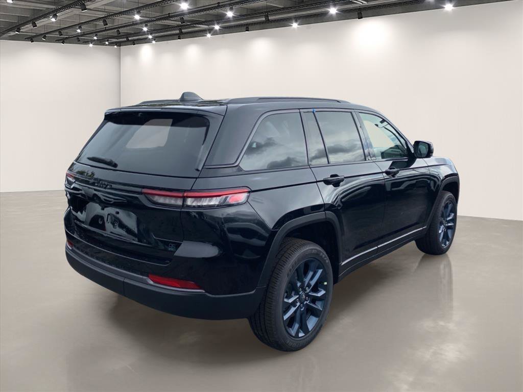 New 2026 Diamond Black Crystal Pearlcoat Jeep  image 4