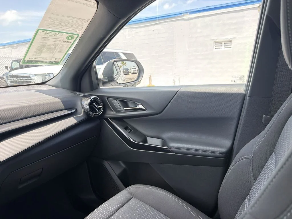 Used 2025 White Chevrolet LT image 11