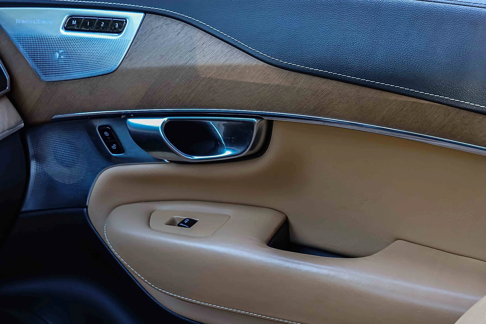 Used 2018  Volvo Inscription image 15