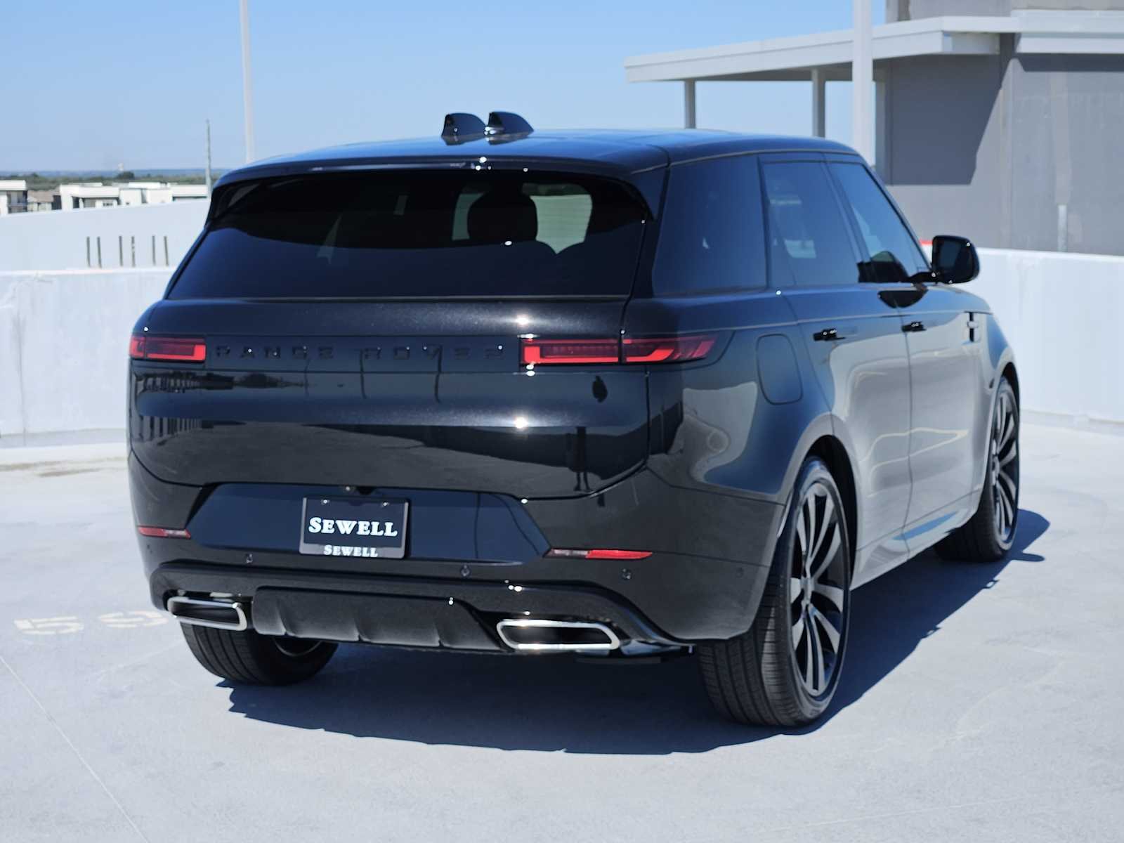 New 2027 Santorini Black LAND ROVER Dynamic SE P400 image 7