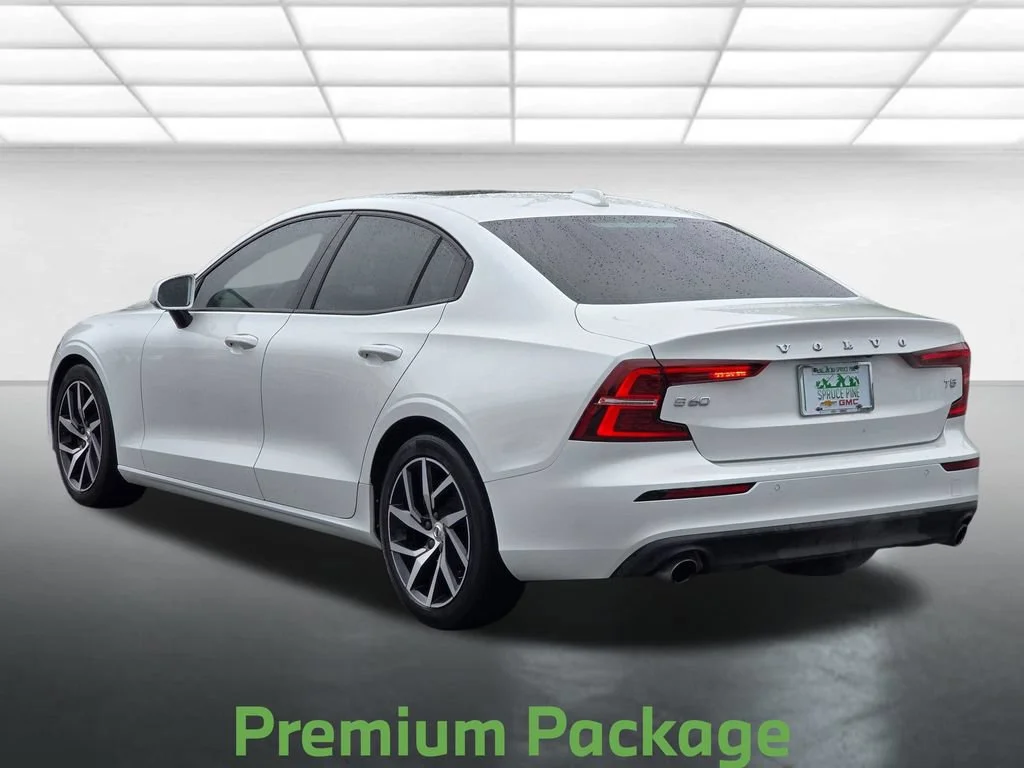 Used 2020 White Volvo T5 Momentum image 16