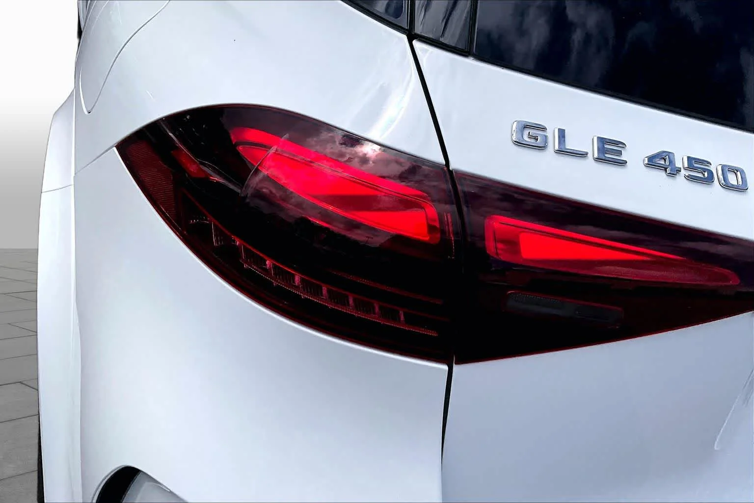 Used 2025 Polar White Mercedes-Benz GLE 450e image 55