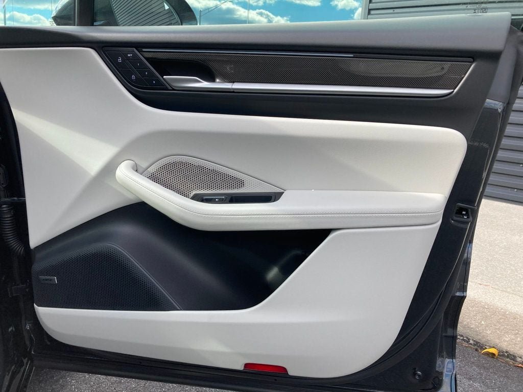 2025 Porsche Macan Turbo Electric - Photo 19