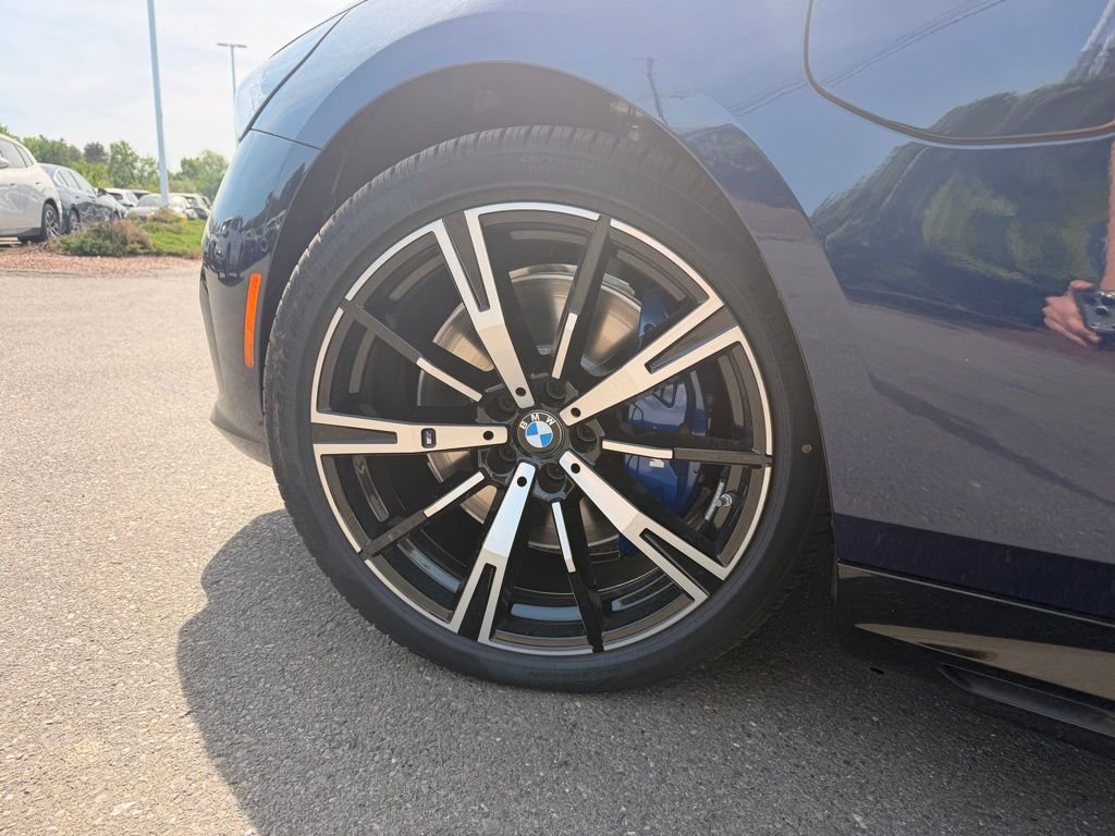 New 2027 Tanzanite Blue II Metallic BMW 550e xDrive image 5