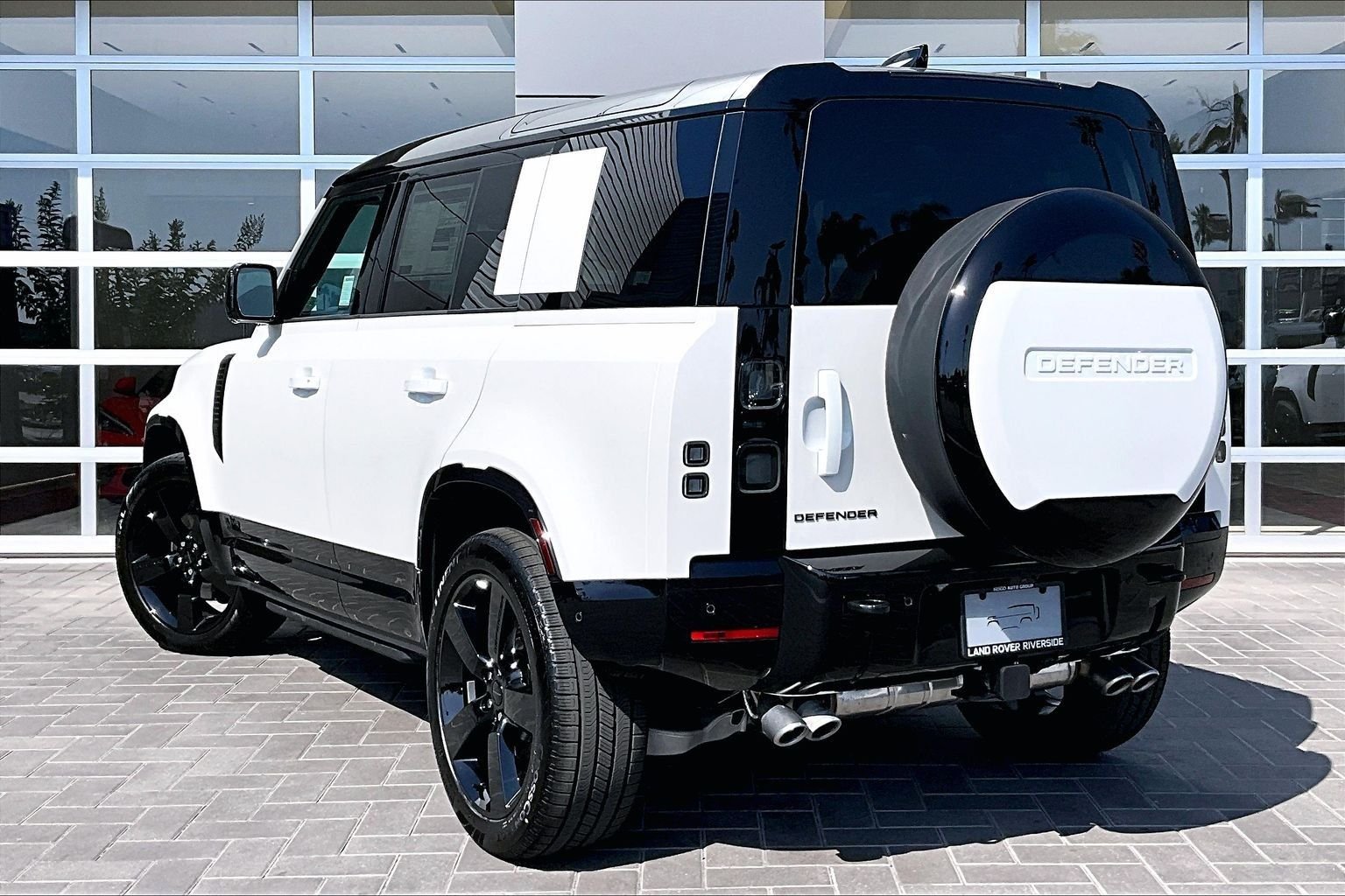 2026 Land Rover Defender V8 - Photo 3