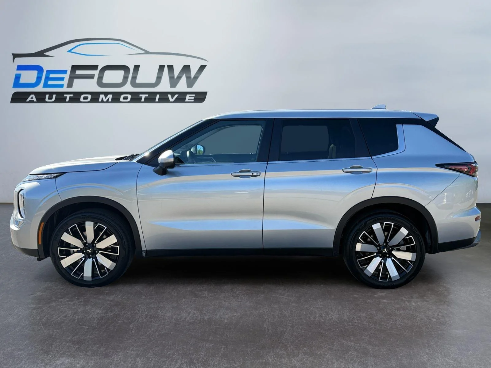Used 2025 Alloy Silver Metallic Mitsubishi SE image 6