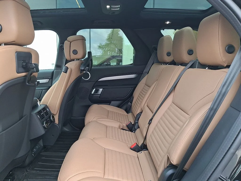 New 2026 Black Land Rover Dynamic SE image 6
