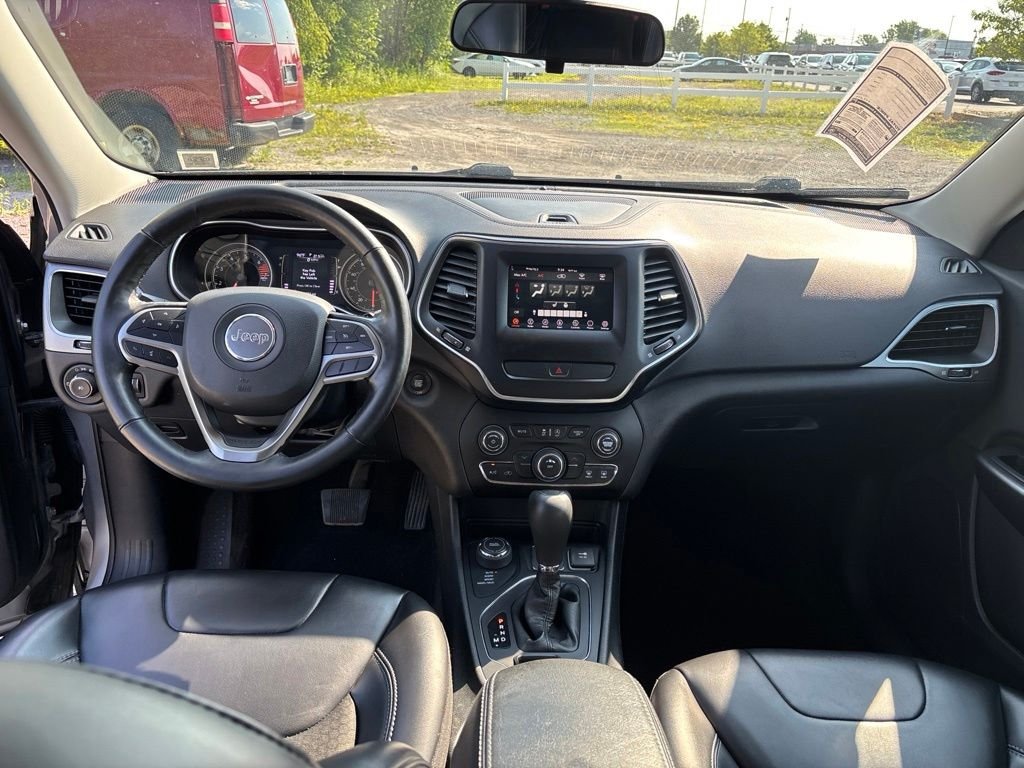 Used 2019 Silver Jeep Latitude Plus image 21