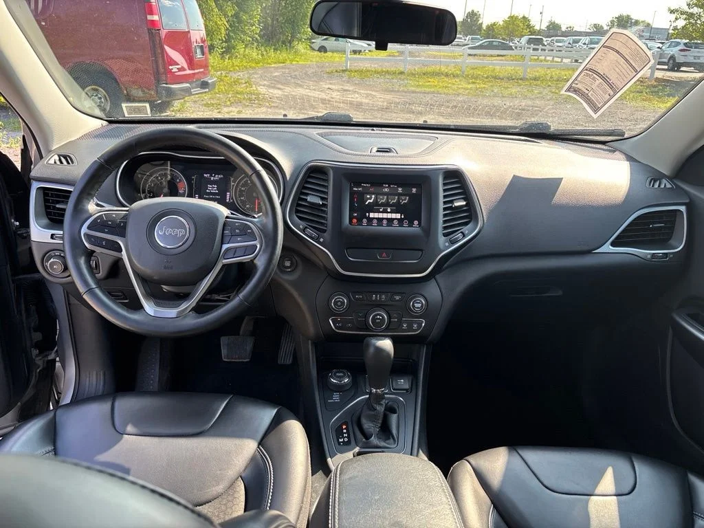 Used 2019 Silver Jeep Latitude Plus image 21
