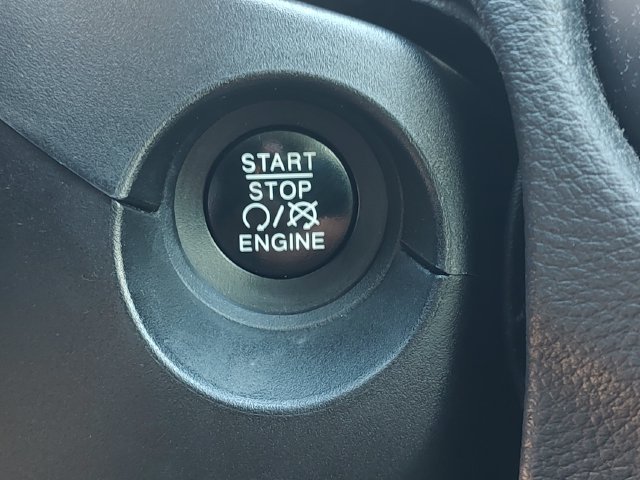 Used 2018 White Jeep Latitude image 19