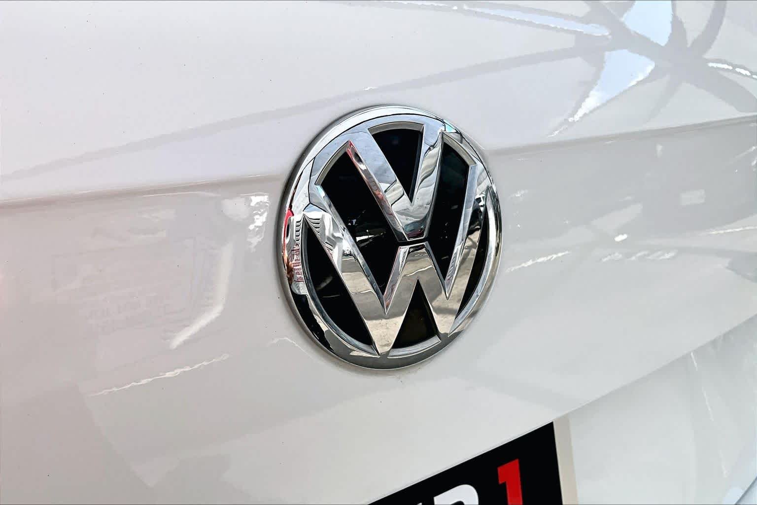 Used 2019 Pure White Volkswagen SE image 10