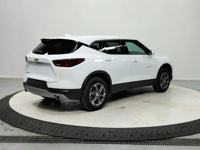 Used 2025 White Chevrolet LT image 8