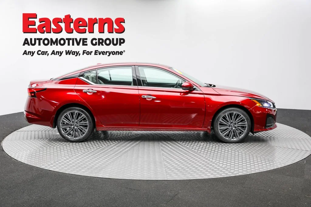 Used 2023 Red Nissan 2.5 SL image 4