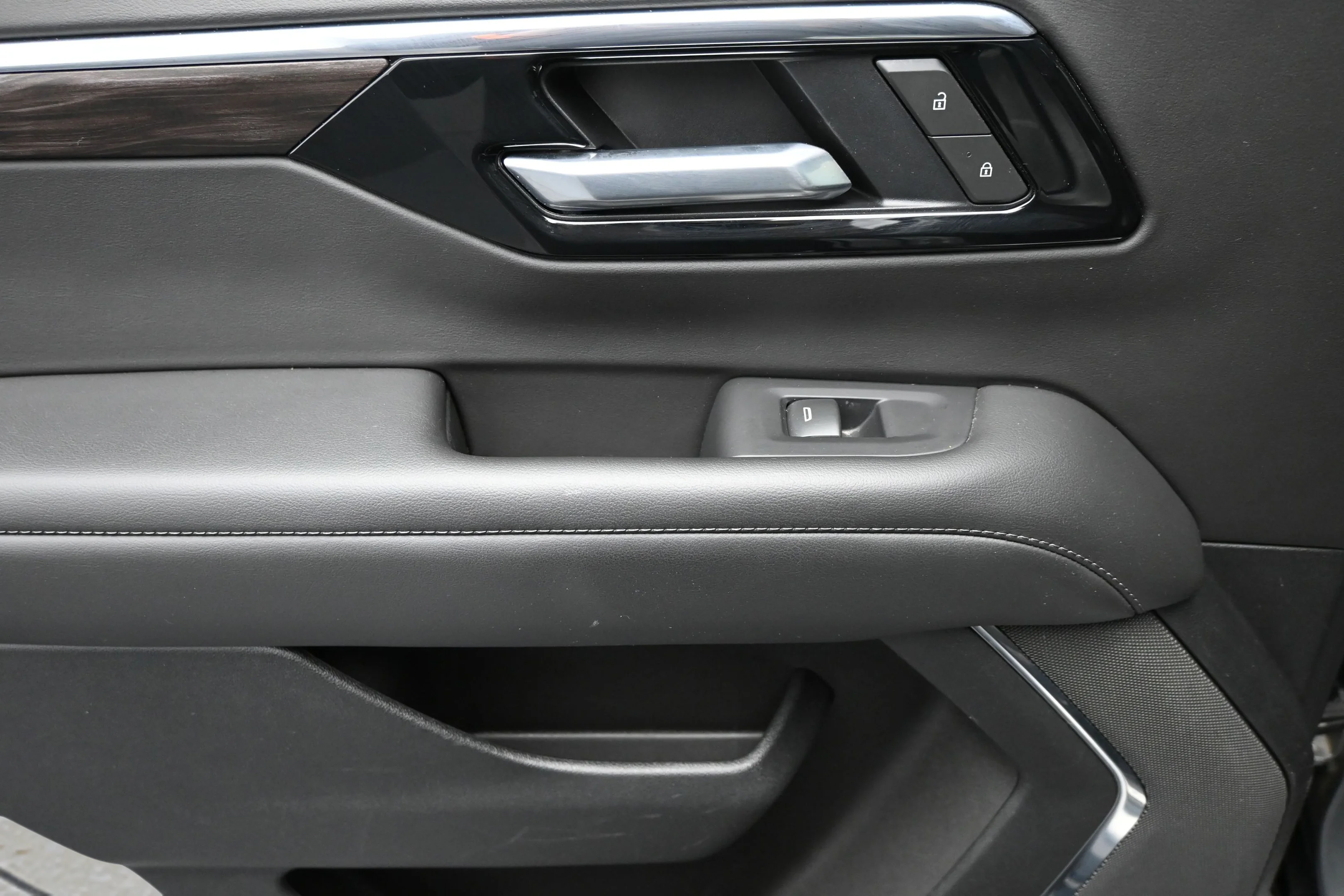 Used 2025 Sterling Gray Metallic Chevrolet LT image 9