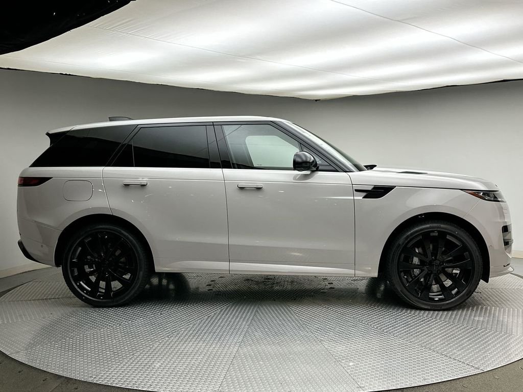 New 2026 Borasco Grey Land Rover Dynamic SE image 4