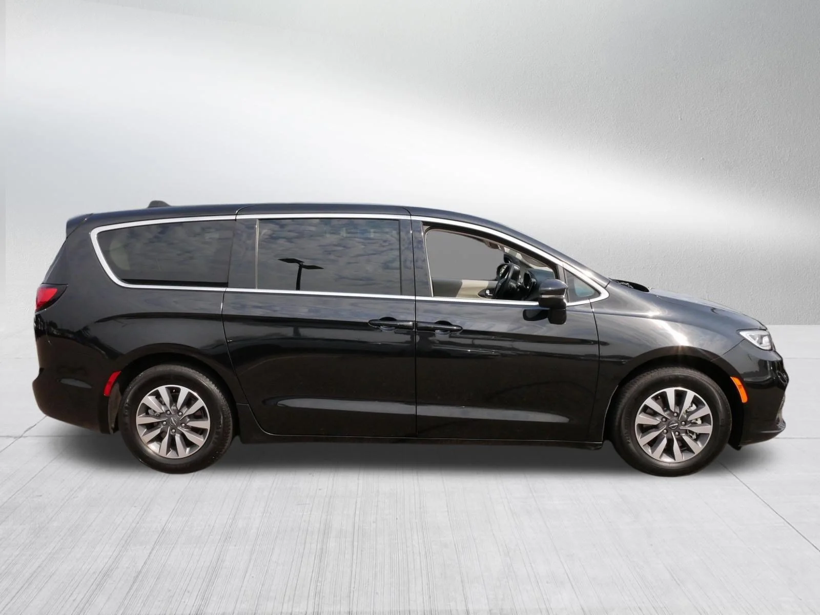 Used 2023 Brilliant Black Crystal Pearlcoat Chrysler Hybrid Touring L image 8