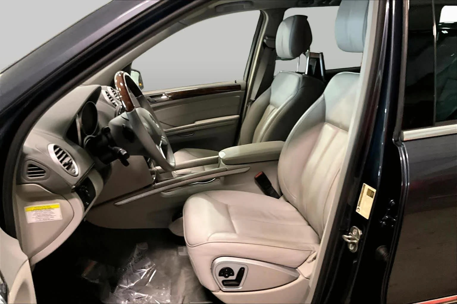 Used 2011 Black Mercedes-Benz GL 550 image 9