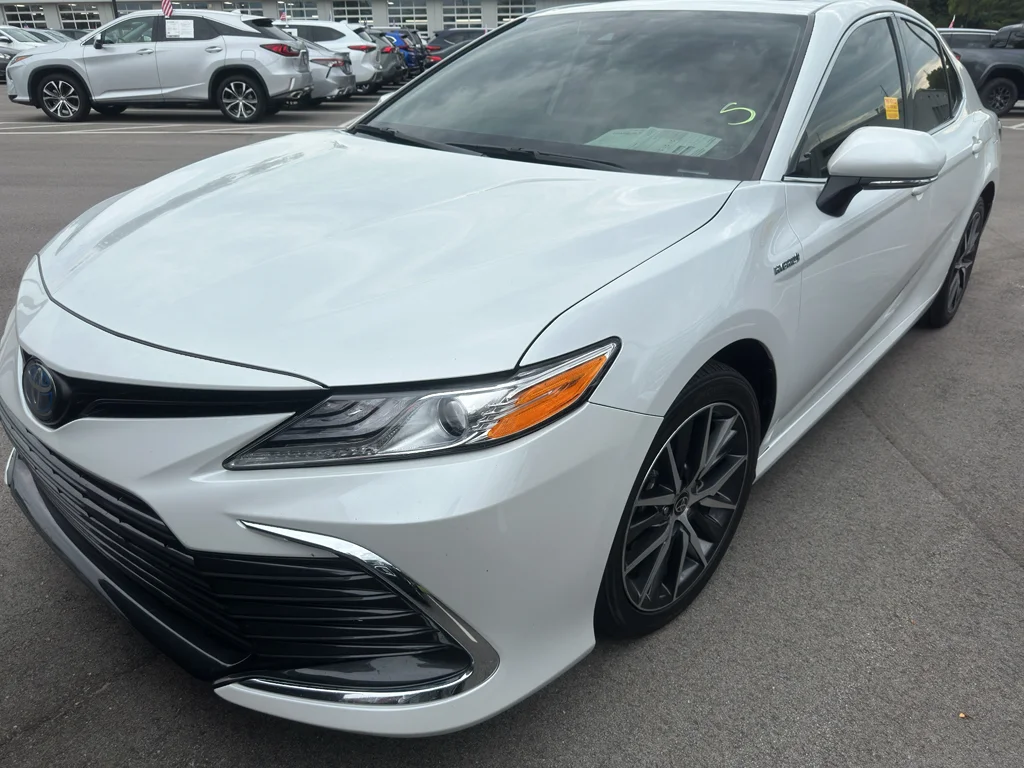 Used 2021 Wind Chill Pearl Toyota Hybrid XLE image 2