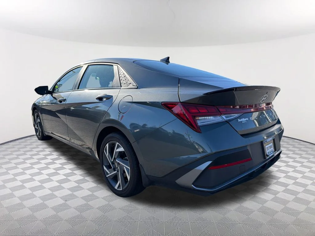Used 2025 Gray Hyundai SEL Sport image 7