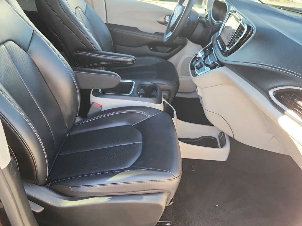 Used 2023 Black Chrysler Touring L image 14