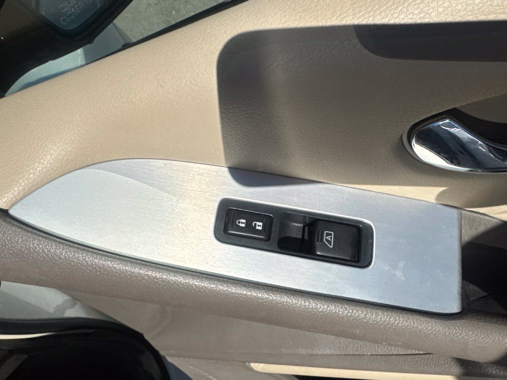 Used 2012 White Nissan SL image 17