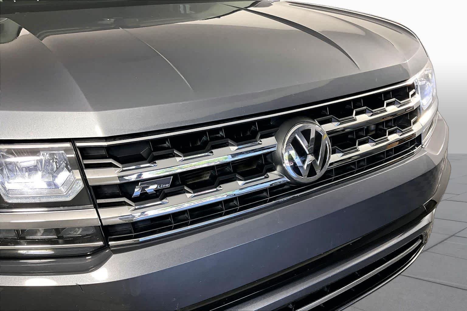 Used 2018 Platinum Gray Metallic Volkswagen 3.6L V6 SE w/Technology image 29