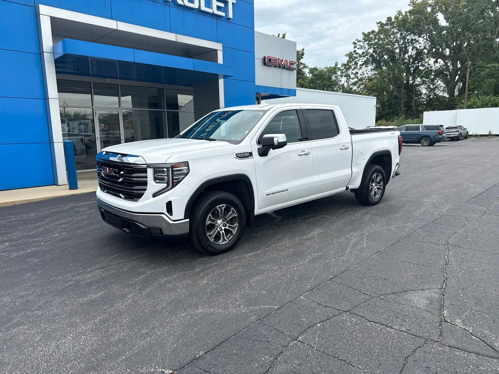 Used 2025 White GMC SLT image 2