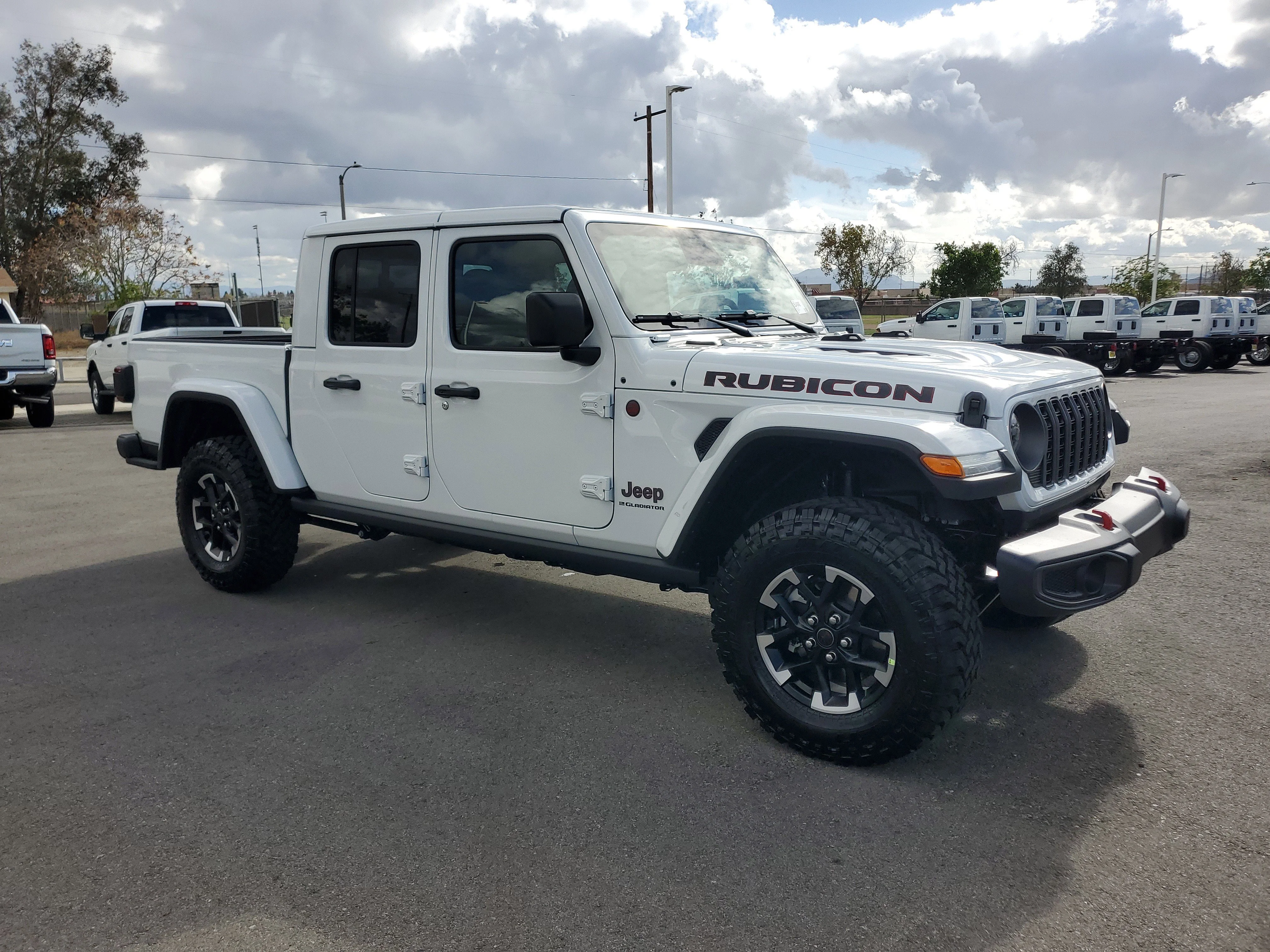 New 2026 Bright White Clear-Coat Exterior Paint Jeep Rubicon image 8